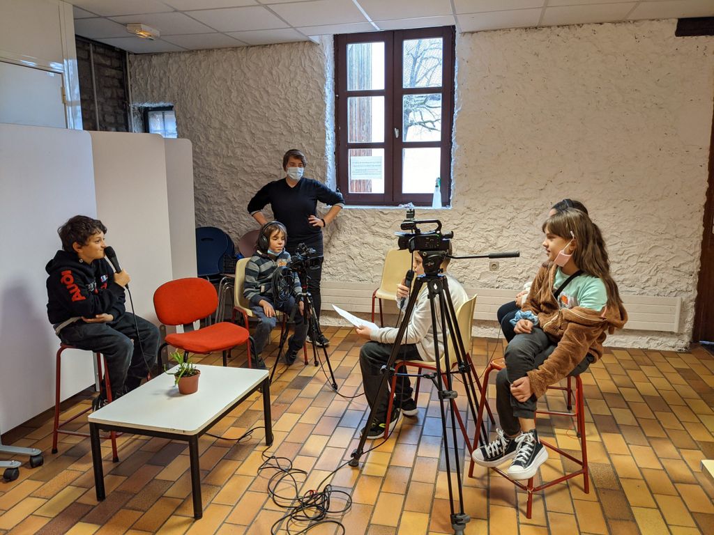 jeunes en train de filmer dans le cadre du projet enfant parent action de l'udaf de l'isère